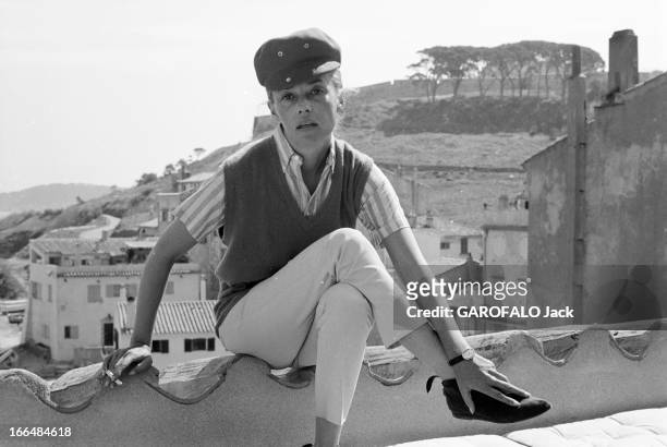 Jeanne Moreau Presents ' Jules Et Jim' Fashion In St Tropez. France, Saint-Tropez, 13 avril 1962, dans la station balnéaire célèbre pour ses soirées,...