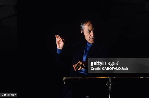 Close-Up Of Pierre Boulez. Baden-Baden- février 1983- Portrait de Pierre BOULEZ chez lui et sur son lieu de travail. Contrairement à la plupart de...