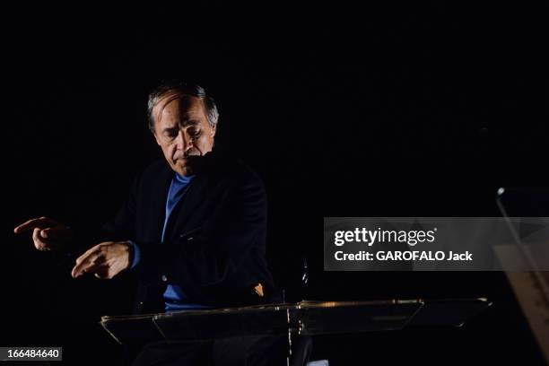 Close-Up Of Pierre Boulez. Baden-Baden- février 1983- Portrait de Pierre BOULEZ chez lui et sur son lieu de travail. Contrairement à la plupart de...