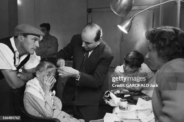 Shooting Of The Film 'Joyeux Voyage' By Gene Kelly. Le 23 juin 1956 en France, sur le tournage de 'Joyeux Voyage' sous la direction de Gene Kelly et...