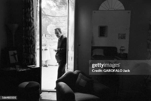 Rendezvous With Prince Rainier Iii Of Monaco. Le 10 avril 1956, le prince RAINIER III DE MONACO, en costume-cravate, fumant une cigarette à coté...