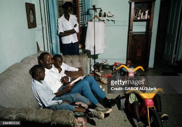 The Ghetto. New York City- Harlemle ghetto; Billy privilégié , sa femme et ses enfants dans leur deux pièces d'un immeuble délabré de la 8ème avenue.