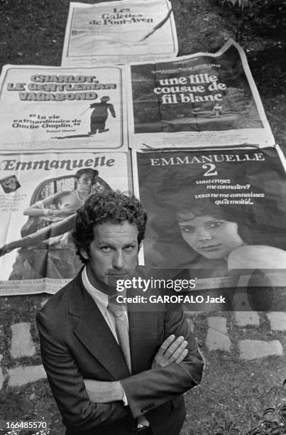 Yves Rousset-Rouard. 16 juin 1977, le producteur de cinéma, Yves ROUSSET-ROUARD devant l'affiche des films qu'il a produits..