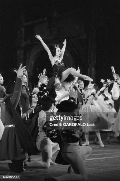 Swan Lake. 19/121960 au . Répétition du ballet 'le lac des cygnes' de Piotr Tchaikovski sur une chorégraphie Vladimir Bourmeister, avec les danseurs...