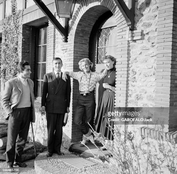 Rendezvous With Dany Robin. France, Montfort-L'Amaury, avril 1954, l'actrice française Dany ROBIN revient des Etats-Unis. Ici à l'entrée de sa...