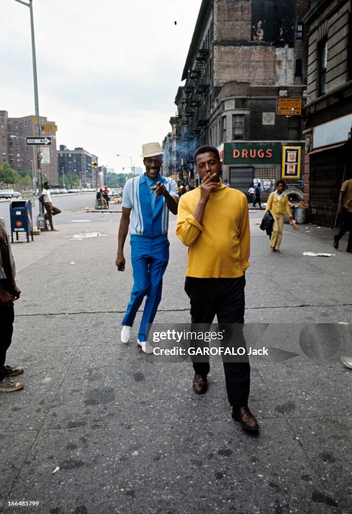 Ghetto Rage The Ghetto. New York City- Harlem- juillet 1970: le ghetto; un homme ...