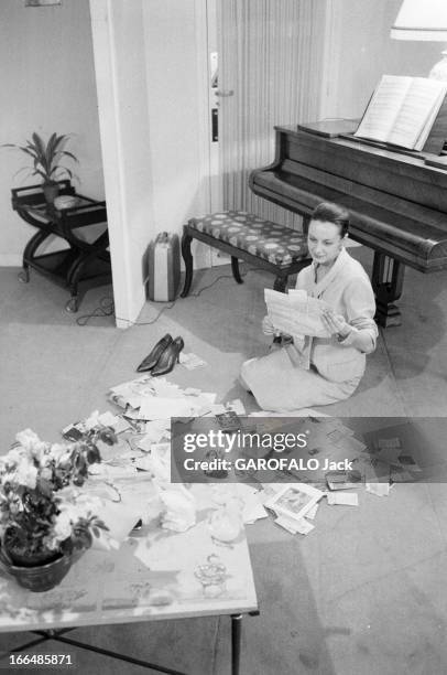 Rendezvous With Josette Amiel. 1961 Janvier, Josette AMIEL danseuse chez elle. Dans un salon devant un piano , la jeune femme assise par terre lisant...