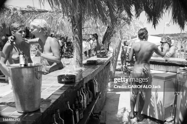 New Swimwears In Saint-Tropez. France, Saint-Tropez, 2 juillet 1974, une nouvelle mode de maillot de bain fait sensation sur les plages, le 'string'...