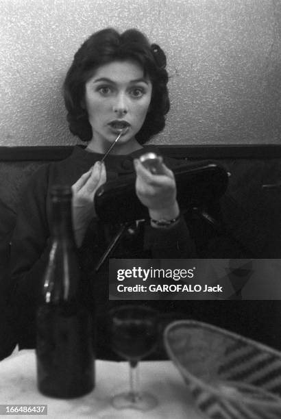 Maureen Swanson In Paris. Mars 1956, l'actrice Maureen SWANSON en visite à Paris. Attablée devant une bouteille de vin, l'actrice anglaise se...