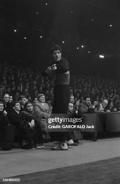 Basketball. Février 1956- Au Vel ' d'hiv, le match de basket-ball France-URSS: le joueur Soviétique KROUMINCH enfilant son maillot sur le bord du...