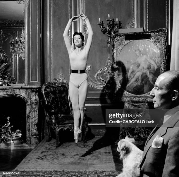 The Grand Ballet Of Marquis De Cuevas. France, Paris, 9 juillet 1955, Jorge Cuevas BARTHOLIN, dit le 'marquis de Cuevas', est un mécène, directeur de...