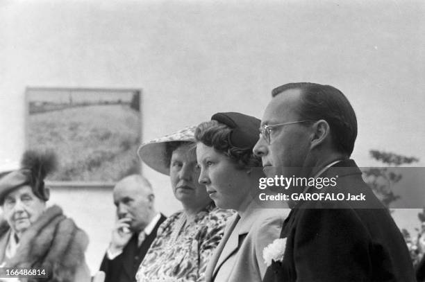 The 18Th Birthday Of Beatrix Of Holland In 1956. Aux Pays-bas- en juillet 1956, Beatrix de Hollande fête ses 18 ans. La future reine BEATRIX encadrée...