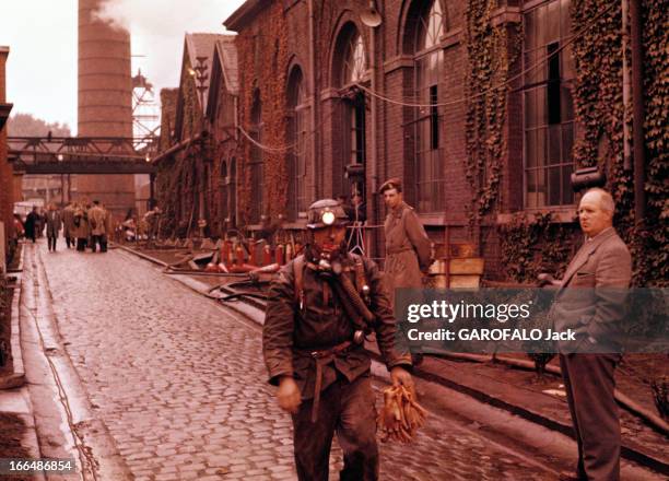 Mining Disaster In Marcinelle. Wallonie- Marcinelle- 9 août 1956- Reportage sur la catastrophe minière du 8 août 1956. Un des sauveteurs, postant un...