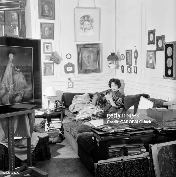 Close-Up Of Leonor Fini, Painter And Theater Decorator. Paris, décembre 1953, Léonor FINI chez elle . La peintre pose allongée sur un sofa dans son...