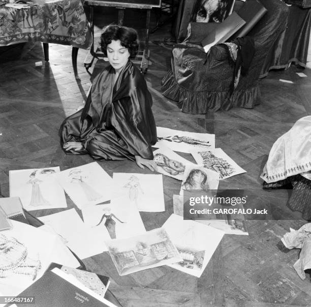 Close-Up Of Leonor Fini, Painter And Theater Decorator. Paris, décembre 1953, Léonor FINI chez elle. La peintre décoratrice costumière, assise par...