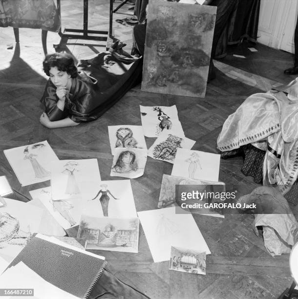 Close-Up Of Leonor Fini, Painter And Theater Decorator. Paris, décembre 1953, Léonor FINI chez elle. La peintre décoratrice costumière, assise par...