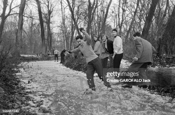 Skating In Bois De Boulogne. En fevrier 1956, à Paris, l'hiver à fait du bois de Boulogne un terrain de jeu pour les patineurs.Un jeune homme fait...