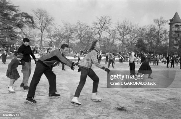 Skating In Bois De Boulogne. En fevrier 1956, à Paris, l'hiver à fait du bois de Boulogne un terrain de jeu pour les patineurs.Sur le lac recouvert...