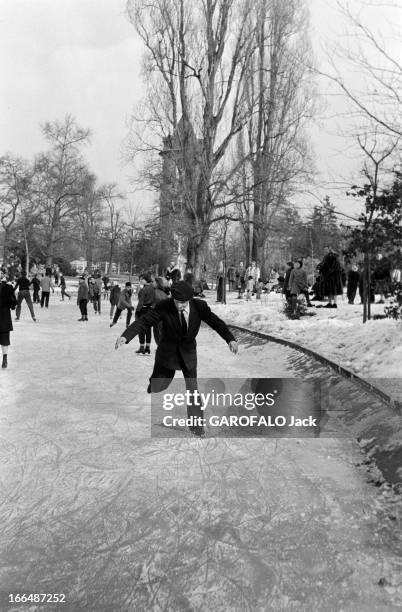 Skating In Bois De Boulogne. En fevrier 1956, à Paris, l'hiver à fait du bois de Boulogne un terrain de jeu pour les patineurs.Un vieil homme...