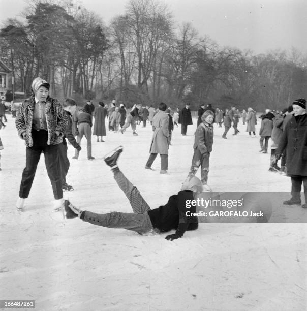 Skating In Bois De Boulogne. En février 1956, à Paris, l'hiver à fait du Bois de Boulogne un terrain de jeu pour les patineurs.Sur le lac recouvert...