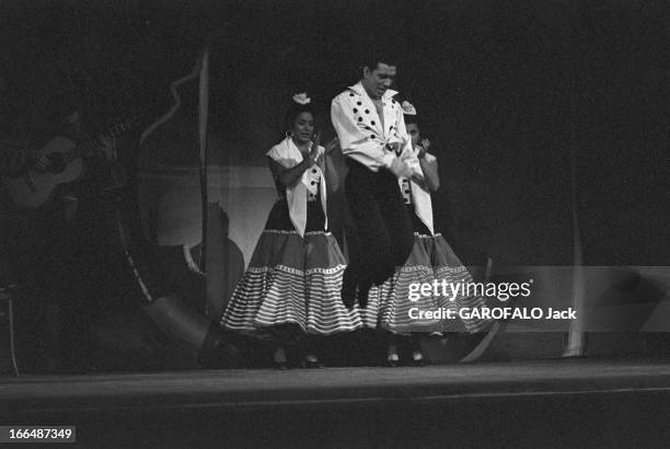 Show Of Spanish Dances. Octobre 1956, spectacle de danses espagnoles avec Lola Flores. Sur scène un danseur exécute un saut pied joints. Au fond deux...