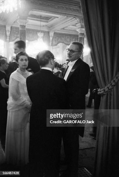 Reception In 1954 At The Elysee. En mars 1954, à Paris, dans le 8e arrondissement, une réception au palais de l'Élysée avec le président de la...
