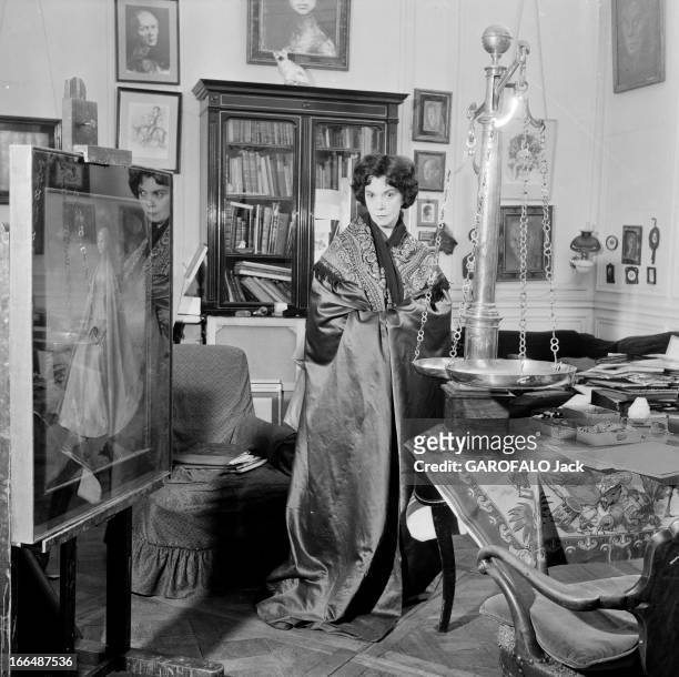 Close-Up Of Leonor Fini, Painter And Theater Decorator. Paris, décembre 1953, Léonor FINI chez elle . La peintre pose ici avec un châle sur les...