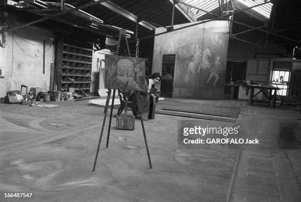 Close-Up Of Leonor Fini, Painter And Theater Decorator. Paris, décembre 1953, Léonor FINI dans un atelier de décor de M. Buisson.Elle vient de...