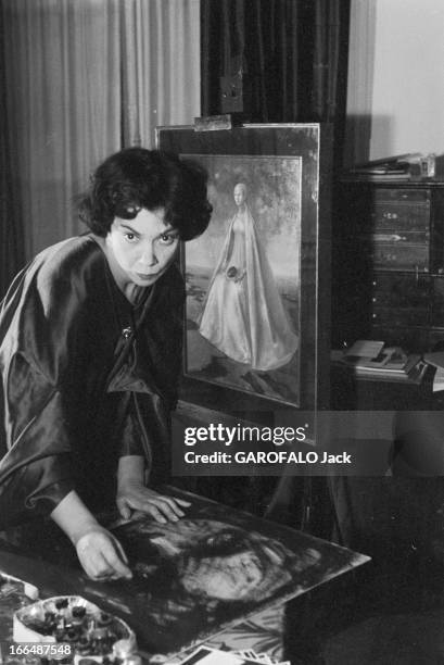 Close-Up Of Leonor Fini, Painter And Theater Decorator. Paris, décembre 1953, Léonor FINI chez elle et dans un atelier de décor.