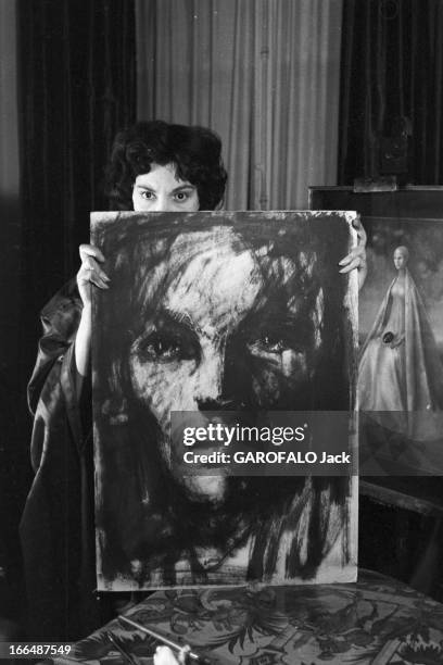 Close-Up Of Leonor Fini, Painter And Theater Decorator. Paris, décembre 1953, Léonor FINI chez elle . Devant son visage, l'artiste peintre tient dans...
