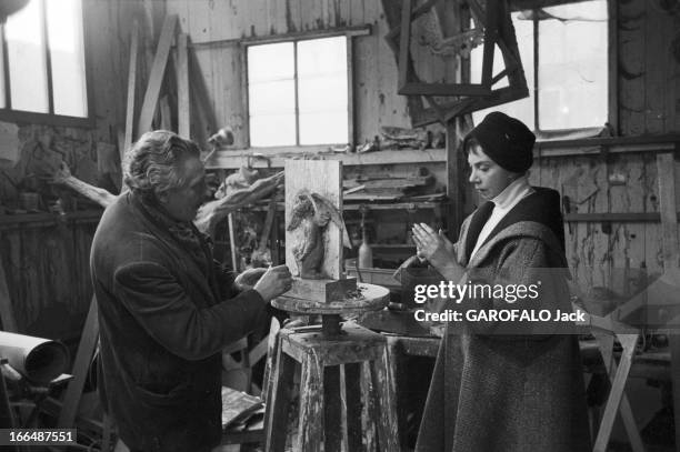 Close-Up Of Leonor Fini, Painter And Theater Decorator. Paris, décembre 1953, Léonor FINI dans un atelier .Elle vient de terminer les décors et...