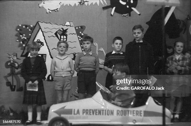 6Th Childhood Fair 1953. Paris, novembre 1953, le 6ème Salon de l'Enfance 1953 au Grand Palais. Sur un stand, un petit garçon dans une petite voiture...