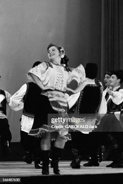 Russian Ballet In Paris. France, octobre 1955 représentation des ballets soviétiques au Palais de Chaillot. Dirigé par Igor Moisseiev, ce ballet est...