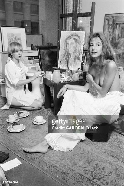 Muriel Cerf At A Portraitist: Martine Lair. Paris- 11 septembre 1979- L'écrivain Français Muriel CERF pose assise, buste nu, vêtue d'une longue jupe...