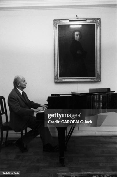 Close-Up Of Wilhelm Kempff. France, Paris, 7 novembre 1975, avant un concert, le pianiste et compositeur allemand Wilhelm KEMPFF, vu de profil, est...