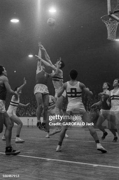 Basketball. Février 1956- Au Vel ' d'hiv, le match de basket-ball France-URSS: lors du match, un joueur Soviétique dans une passe, le ballon en...