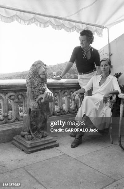 David Hamilton And His Companion Mona In Ramatuelle. Ramatuelle- 2 septembre 1976- David HAMILTON, photographe Britannique et sa compagne Mona assise...