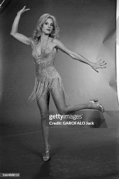 Sylvie Vartan Involved In The Television Programme 'Dancing Star'. France, Paris, 8 décembre 1976, dans un studio des Buttes de Chaumont, la...