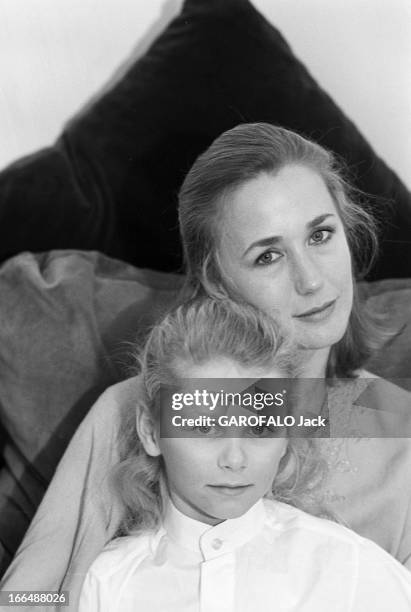 Brigitte Fossey. Paris- 5 Janvier 1977- Brigitte FOSSEY, actrice française et sa fille Marie.