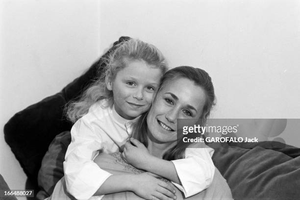 Brigitte Fossey. Paris- 5 Janvier 1977- Brigitte FOSSEY, actrice française et sa fille Marie l'enlaçant, toutes deux souriant.
