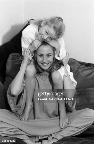 Brigitte Fossey. Paris- 5 Janvier 1977- Brigitte FOSSEY, actrice française et sa fille Marie l'enlaçant, toutes deux souriant.