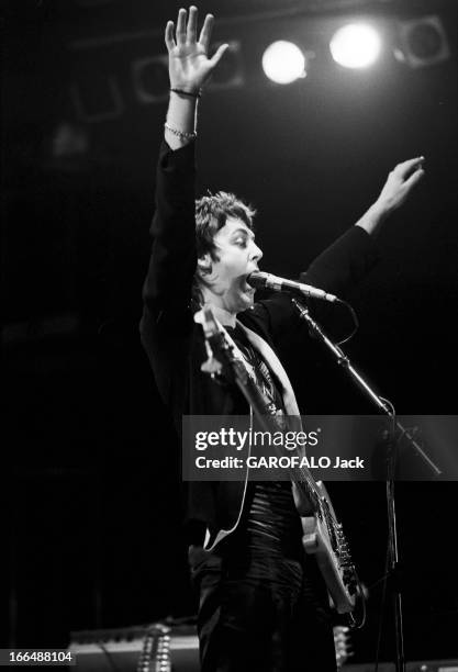 Paul Mc Cartney In Concert In Paris In 1976. Paris, 26 mars 1976 Paul MAC CARTNEY avec son groupe les WINGS dont Linda sa femme fait partie. 25 000...