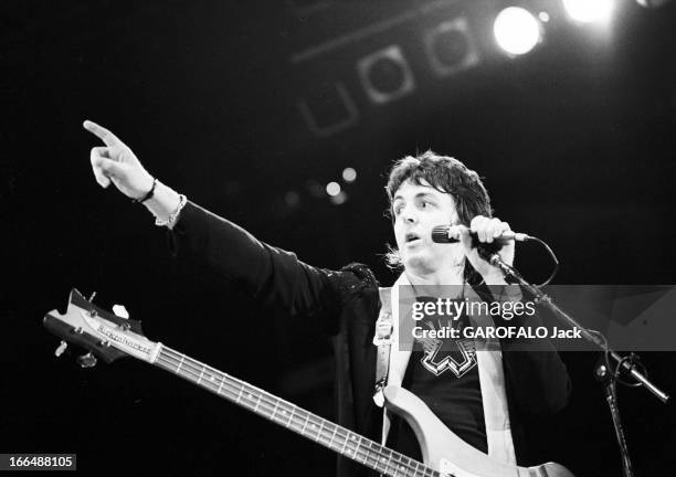 Paul Mc Cartney In Concert In Paris In 1976. Paris, 26 mars 1976 Paul MAC CARTNEY avec son groupe les WINGS dont Linda sa femme fait partie. 25 000...