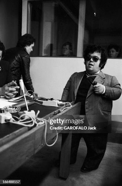 Congress Of Dwarfs In Paris. France, Aubervilliers, 5 avril 1976, Ici dans un studio d'enregistrement, un homme de petite taille se tient debout près...