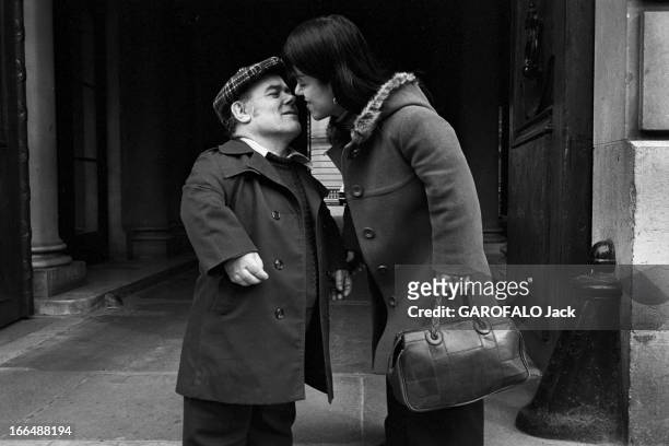 Congress Of Dwarfs In Paris. France, Paris, 5 avril 1976, Le couple de nains Patricia et Marcel GUEGAN, âgés respectivement de 21 et 50 ans,...