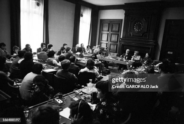 Congress Of Dwarfs In Paris. France, Paris, 5 avril 1976, Lors du congrès des gens de petite taille, le notaire Jean BRISSE SAINT-MACARY, président...