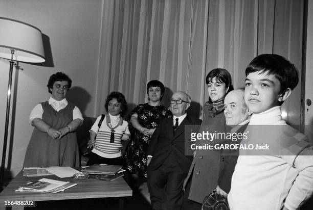 Congress Of Dwarfs In Paris. France, Aubervilliers, 5 avril 1976, Ici dans un salon, le couple de nains Patricia et Marcel GUEGAN, âgés...