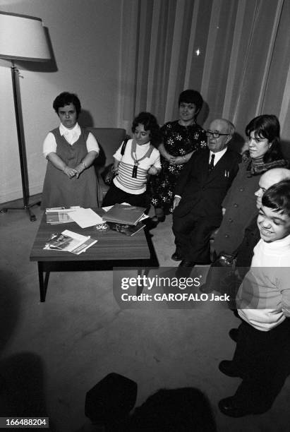 Congress Of Dwarfs In Paris. France, Aubervilliers, 5 avril 1976, Ici dans un salon, le couple de nains Patricia et Marcel GUEGAN, âgés...