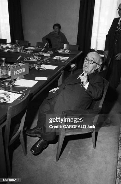 Congress Of Dwarfs In Paris. France, Paris, 5 avril 1976, Lors du congrès des gens de petite taille, le notaire Jean BRISSE SAINT-MACARY, président...