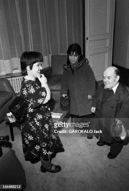 Congress Of Dwarfs In Paris. France, Aubervilliers, 5 avril 1976, Ici dans un salon, le couple de nains Patricia et Marcel GUEGAN, âgés...